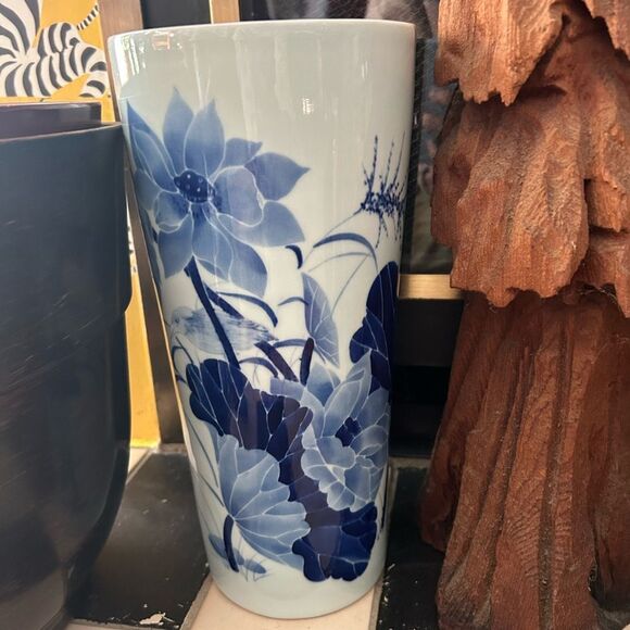 Vintage Chinese ceramic lotus vase in blue and white home - Picture 11 of 11
